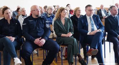 Zdjęcie ze spotkania podczas kt&oacute;rego uczniowie IV Liceum Og&oacute;lnokształcącego w Rzeszowie prezentują Asystenta Seniora. Fot. Małgorzata Dziedzic, Urząd Miasta Rzeszowa